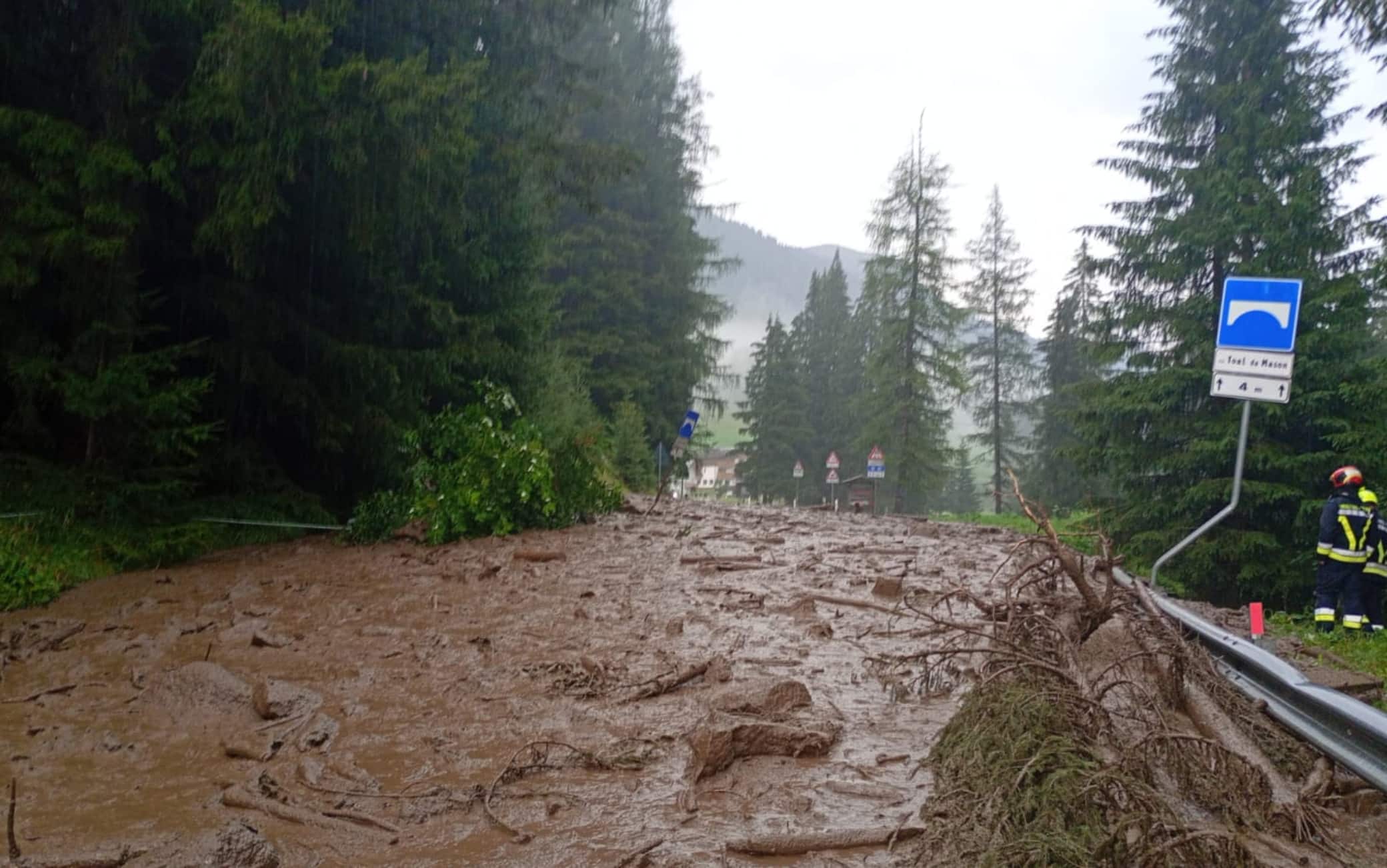 Strada invasa dai detriti