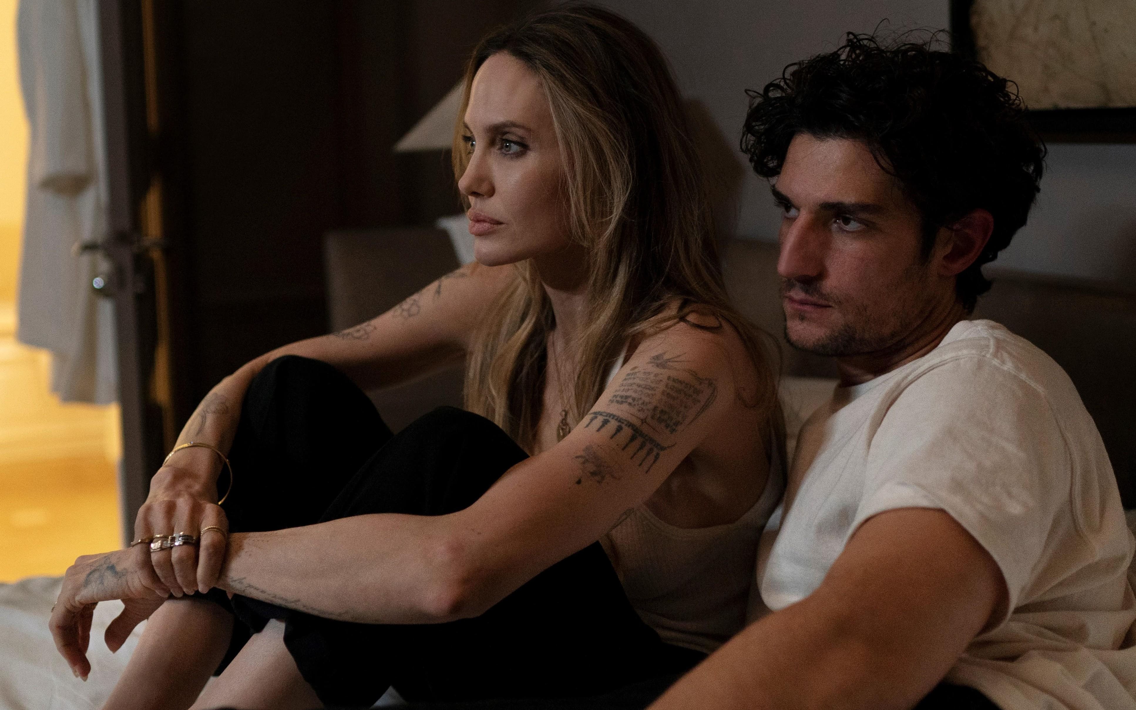Couture, clip esclusiva del film con Angelina Jolie e Louis Garrel