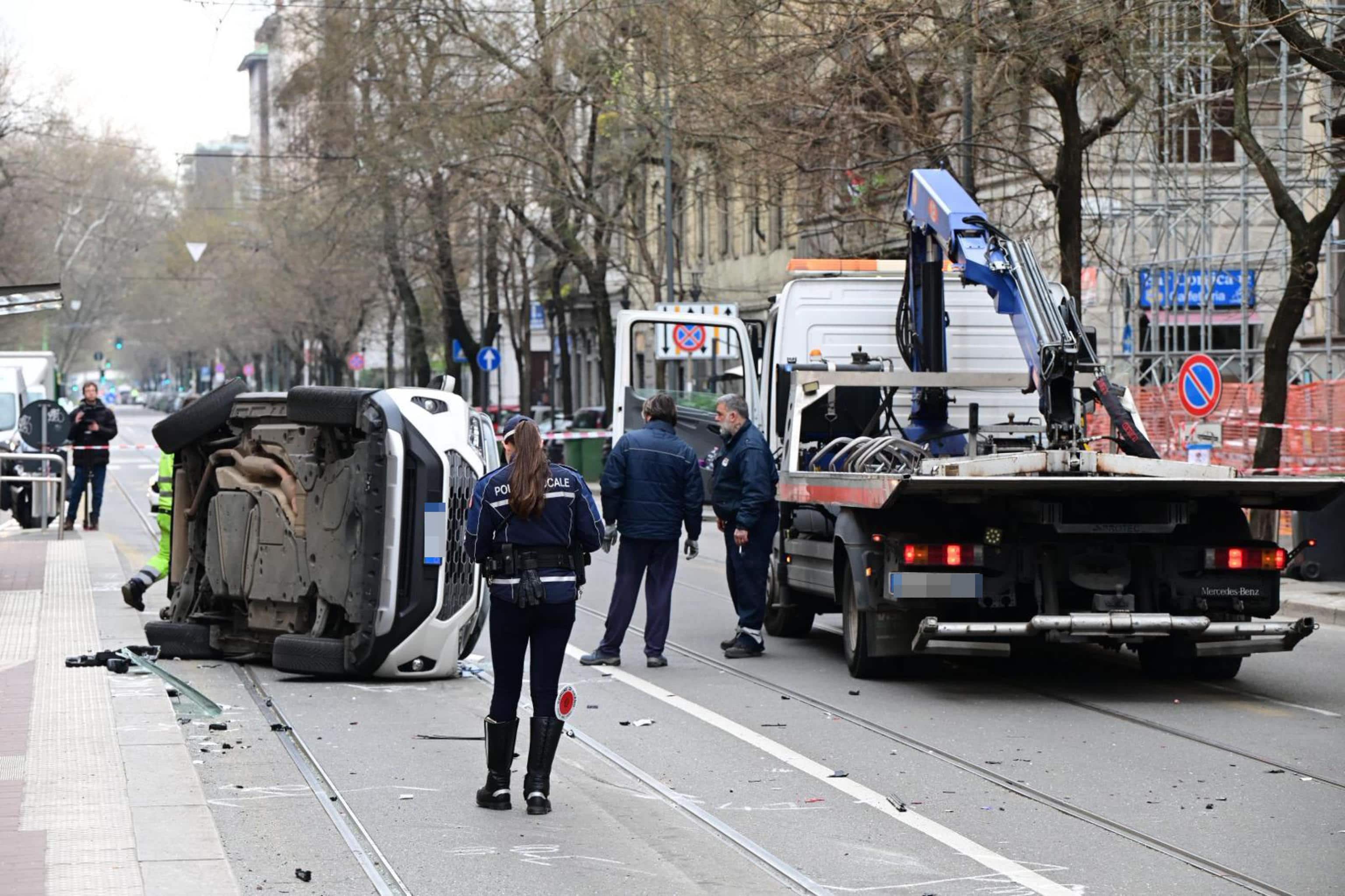 I rilievi in viale Mugello, dove una ragazza di 20 anni e un giovane di 23 sono morti a seguito di un incidente stradale che ha visto coinvolta la motocicletta su cui erano in sella e un'auto, Milano, 21 marzo 2026. 
ANSA/ ANDREA FASANI