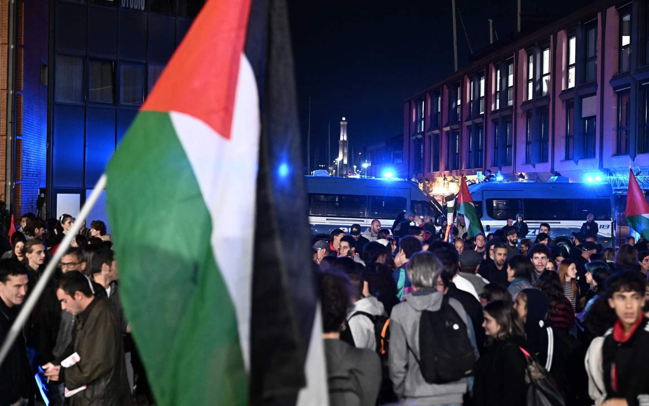 People take part in a pro-Palestine demonstration in support at the Palestinian people and the Sumud Flotilla in Genoa, Italy, 08 October 2025. 
ANSA/LUCA ZENNARO
(Palestina, presidio, manifestazione)