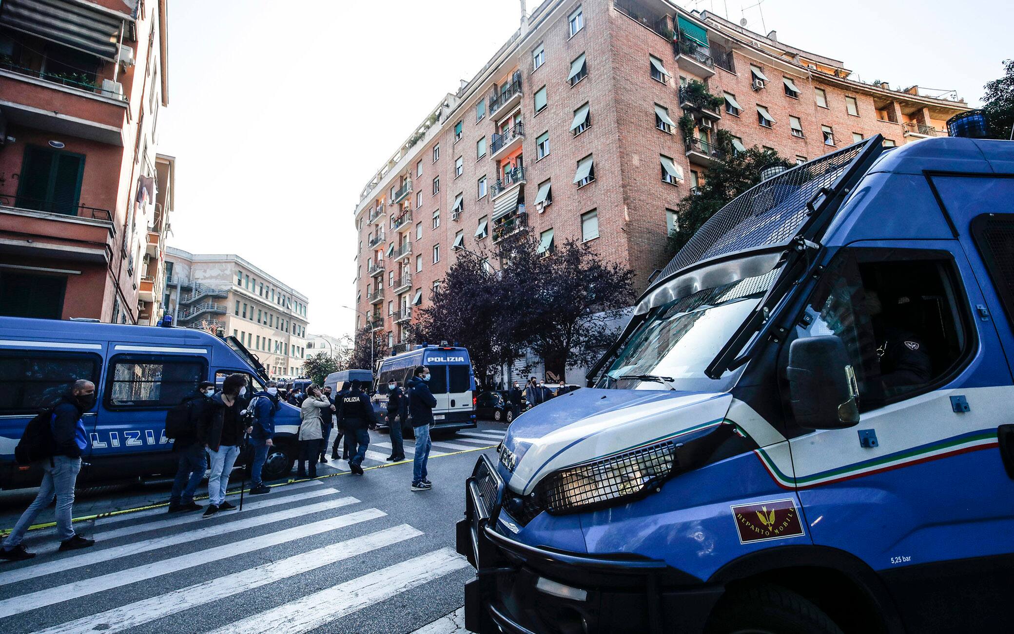 La polizia segue lo sgombero della sede degli Irriducibili della Lazio in via Amulio a Roma,  9 Novembre 2020. ANSA/GIUSEPPE LAMI