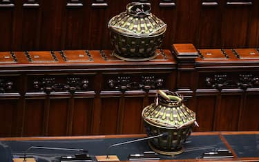 Le urne nell'aula di Montecitorio durante l'elezione di un giudice della Corte costituzionale alla Camera dei deputati, Roma, 08 ottobre 2024.    ANSA/ETTORE FERRARI