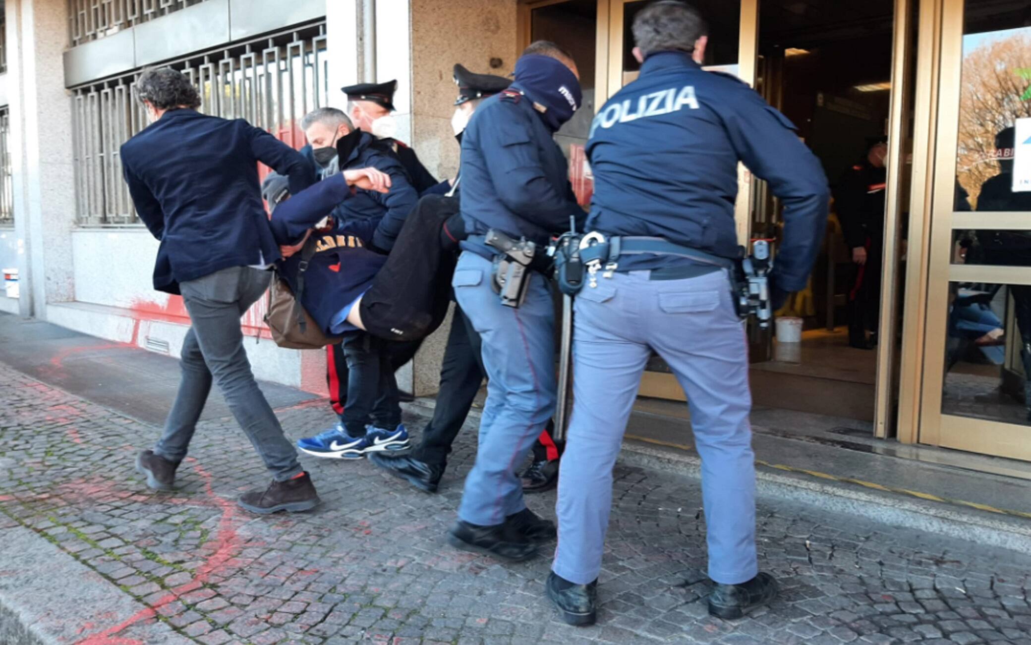 L'azione degli attivisti Extinction Rebellion al Mite, Roma, 2 febbraio 2022. L'intento dichiarato dgli attivisti era stato ottenere un incontro pubblico con il ministro Cingolani. ANSA