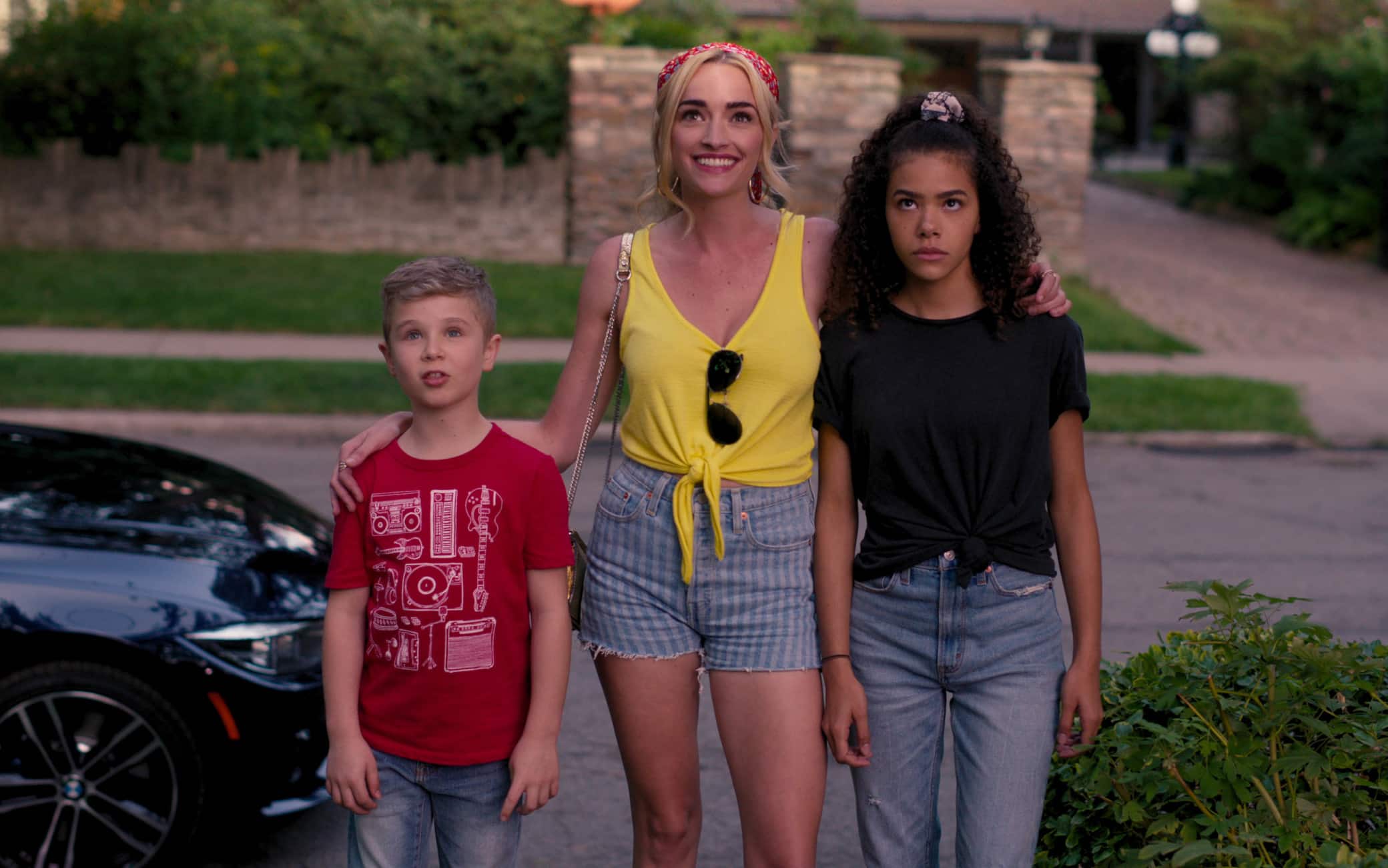 GINNY & GEORGIA (L to R) DIESEL LA TORRACA as AUSTIN, BRIANNE HOWEY as GEORGIA, and ANTONIA GENTRY as GINNY in episode 101 of GINNY & GEORGIA Cr. COURTESY OF NETFLIX © 2020