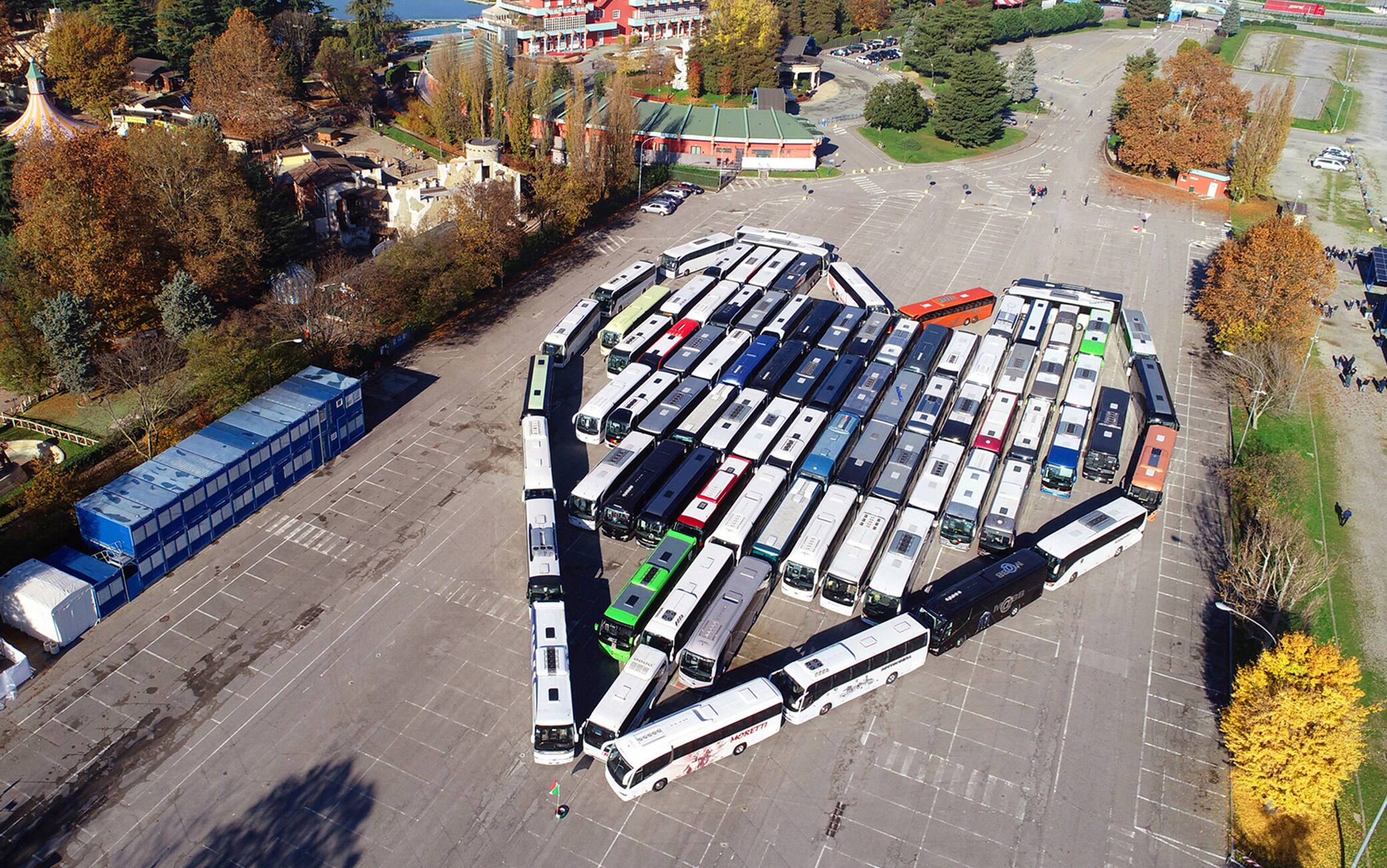 Un gigantesco cuore come messaggio di solidarietà e speranza rivolto a tutta l’Italia: iniziativa senza precedenti a Leolandia, che ha ospitato un raduno di pullman in rappresentanza delle imprese di bus turistici di Bergamo e della Lombardia, con il patrocinio della Provincia di Bergamo, 17 novembre 2020. ANSA/UFFICIO STAMPA LEOLANDIA ++ NO SALES, EDITORIAL USE ONLY ++