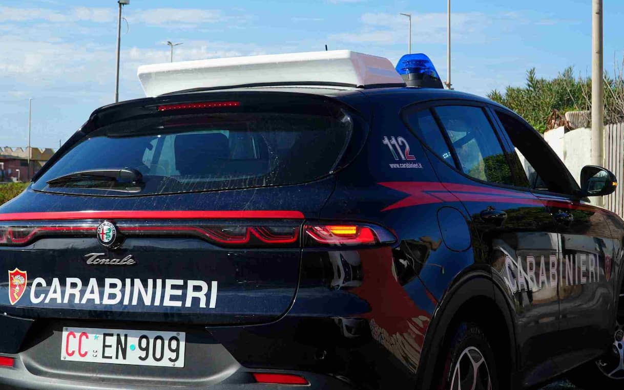 Napoli, trovate nell'ascensore 2 pistole, 26 proiettili e 7mila euro