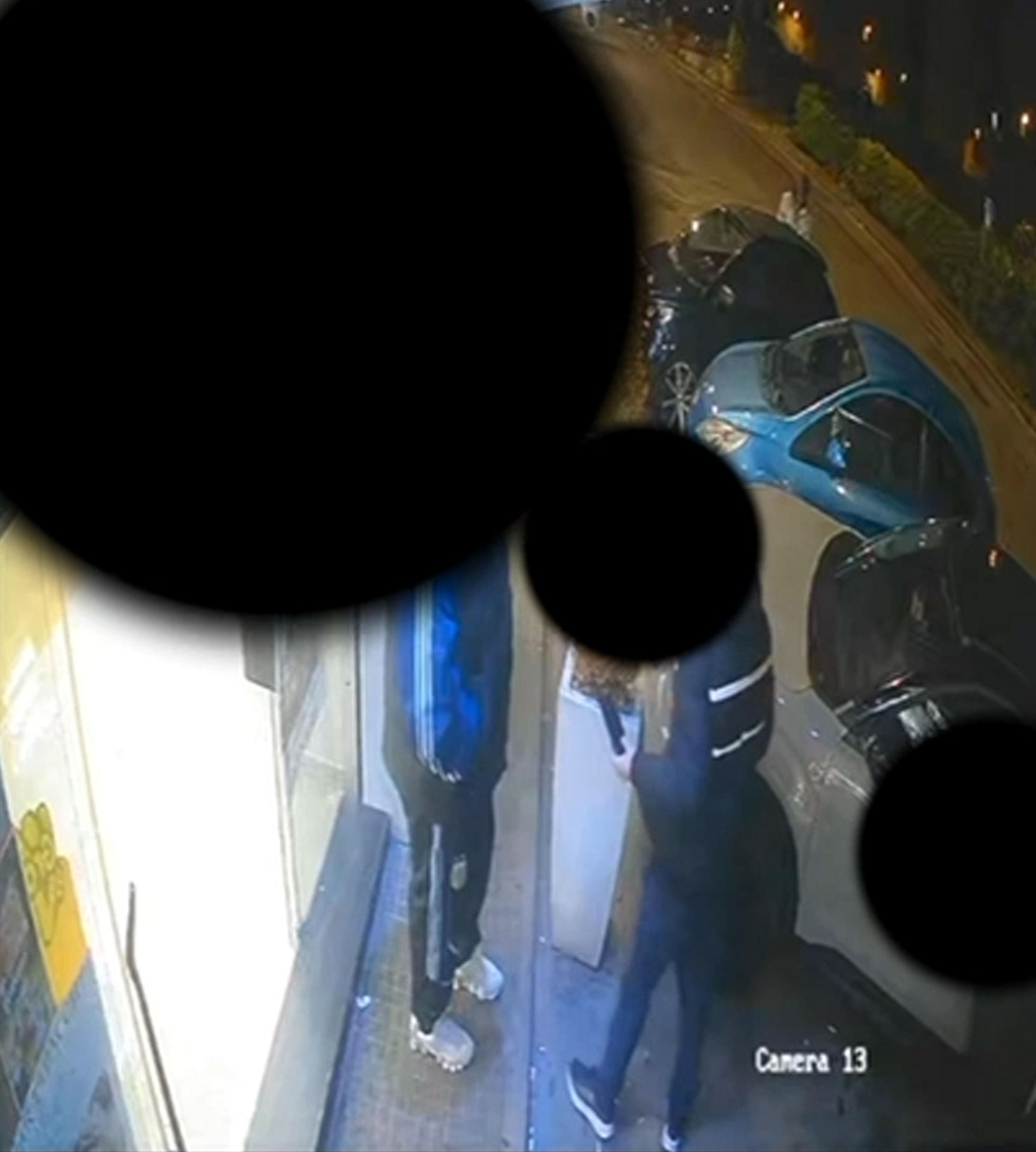 Fermo immagine dell' assassino (s) e della vittima (d)che si incrociano,                  casualmente, all'esterno del bar di Ponticelli, nellaperiferia est di Napoli, dove poco prima è avvenuta una sparatoria.Fabio Ascione e Francesco Pio Autiero si incrociano all'esterno del bar, non si rivolgono la parola. Nell'ultima scena ripresa dalle telecamere, Fabio si avvia verso casa, dove troverà ad attenderlo la morte. Napoli, 14 aprile 2026 ANSA/FRAME VIDEO -NPK 