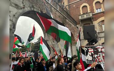 Il corteo di protesta contro la partita di Nations League Italia-Israele, in programma stasera al Bluenergy stadium, in partenza da piazza della Repubblica a Udine, 14 ottobre 2024. /// The protest parade against the Nations League Italy-Israel match, scheduled tonight at the Bluenergy stadium, starting from Republic square, in Udine, Italy, 14 October 2024. ANSA / Alice Fumis