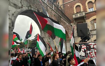 Il corteo di protesta contro la partita di Nations League Italia-Israele, in programma stasera al Bluenergy stadium, in partenza da piazza della Repubblica a Udine, 14 ottobre 2024. /// The protest parade against the Nations League Italy-Israel match, scheduled tonight at the Bluenergy stadium, starting from Republic square, in Udine, Italy, 14 October 2024. ANSA / Alice Fumis