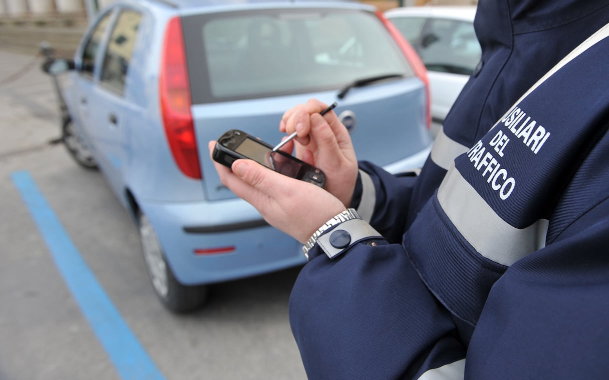 Strisce blu, la tolleranza sul ticket scaduto diventa a fasce
