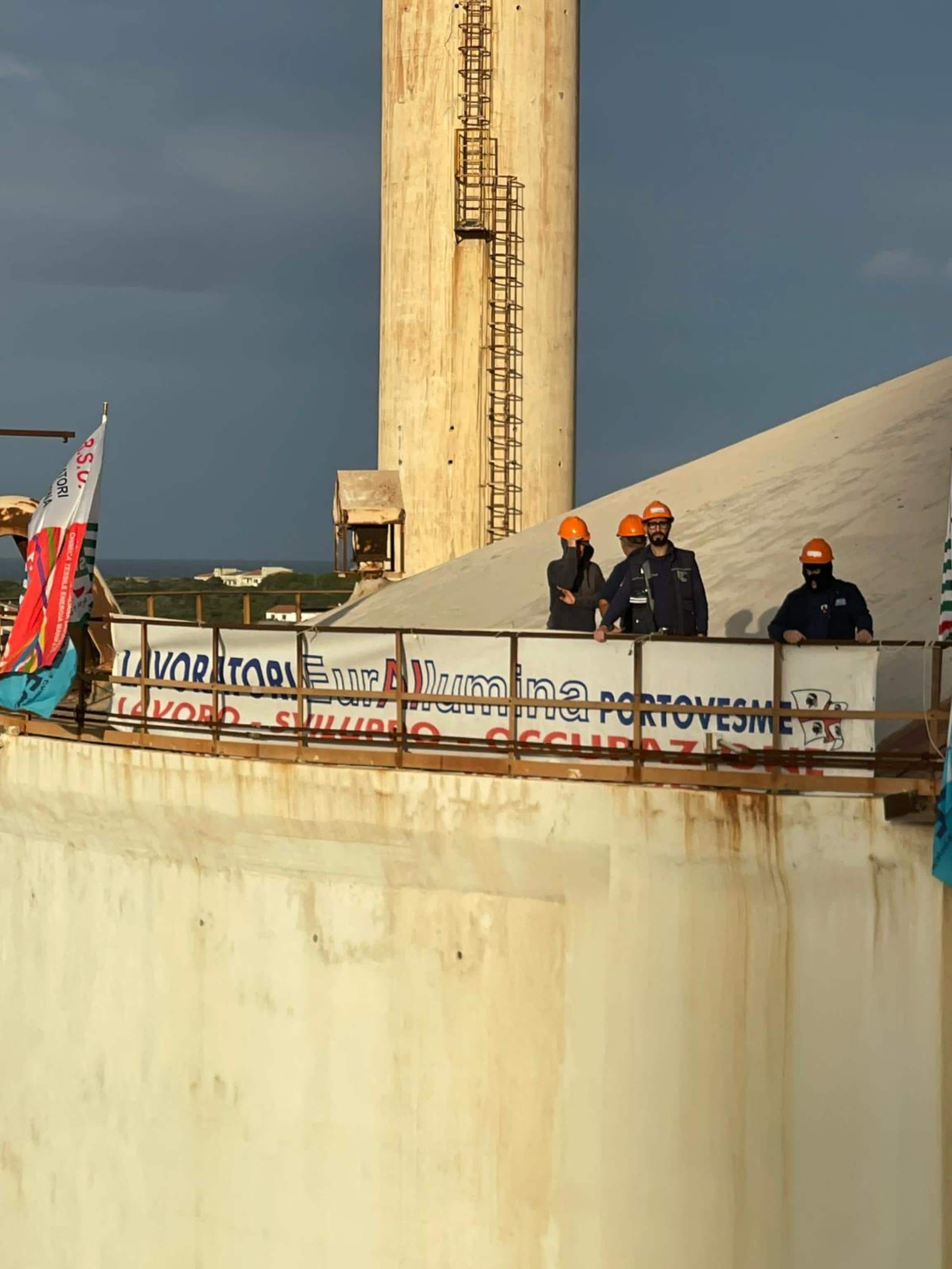 Assemblea permanente dei lavoratori Di Eurallumina di Portovesme nel Sulcis, che, "esasperati dall'inerzia istituzionale", hanno deciso una clamorosa protesta: un gruppo di operai ha deciso di salire sul silo n. 3, a circa 40 metri di altezza. ANSA/UFFICIO STAMPA +++ +++ ANSA PROVIDES ACCESS TO THIS HANDOUT PHOTO TO BE USED SOLELY TO ILLUSTRATE NEWS REPORTING OR COMMENTARY ON THE FACTS OR EVENTS DEPICTED IN THIS IMAGE; NO ARCHIVING; NO LICENSING +++