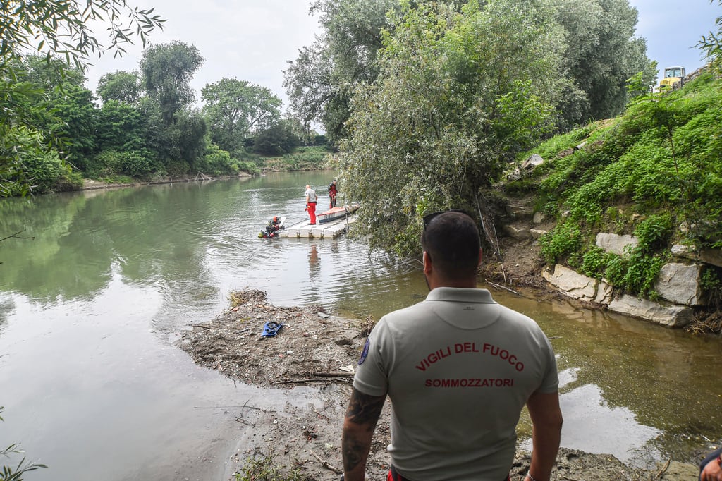 torino - ricerche dei vigli del fuoco di torino  di un ragazzo che  non e piu rimerso  dal fiume po dopo un tuffo  assieme ai suoi  coetanei torino  18 giugno 2023 (torino - 2023-06-18, EDOARDO SISMONDI) p.s. la foto e' utilizzabile nel rispetto del contesto in cui e' stata scattata, e senza intento diffamatorio del decoro delle persone rappresentate