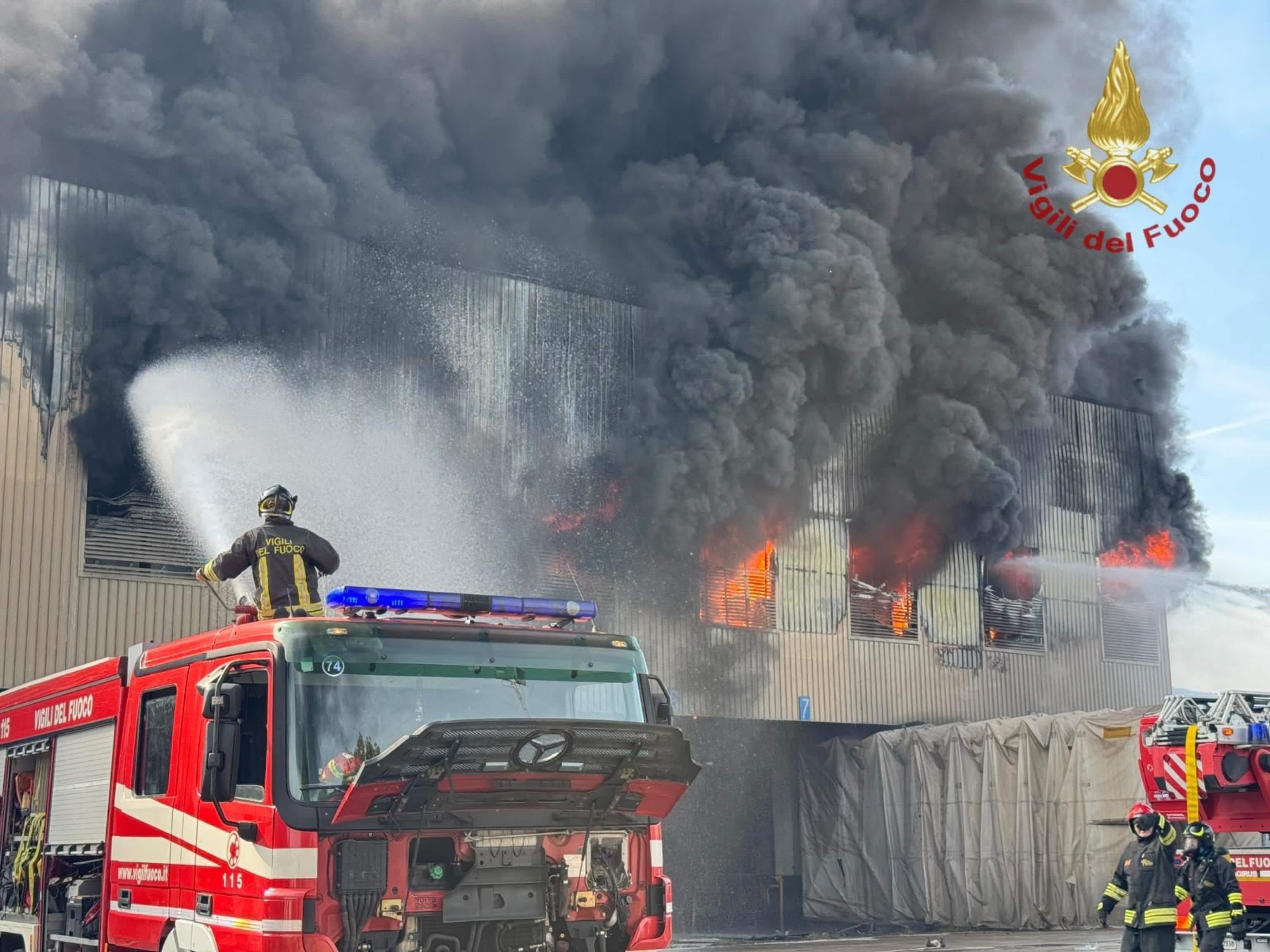 Un imponente incendio è divampato nel primo pomeriggio alla Deroma spa, azienda di laterizi di Malo (Vicenza), con un'alta colonna di fumo nero visibile a chilometri di distanza. Le fiamme si sono propagate in un capannone e successivamente hanno innescato delle esplosioni, 1 ottobre 2026.  ANSA/US VIGILI DEL FUOCO +++ UFFICIO STAMPA +++ FOTO NON IN  VENDITA - DA USARE SOLO PER FINI GIORNALISTICI  +++ NPK +++