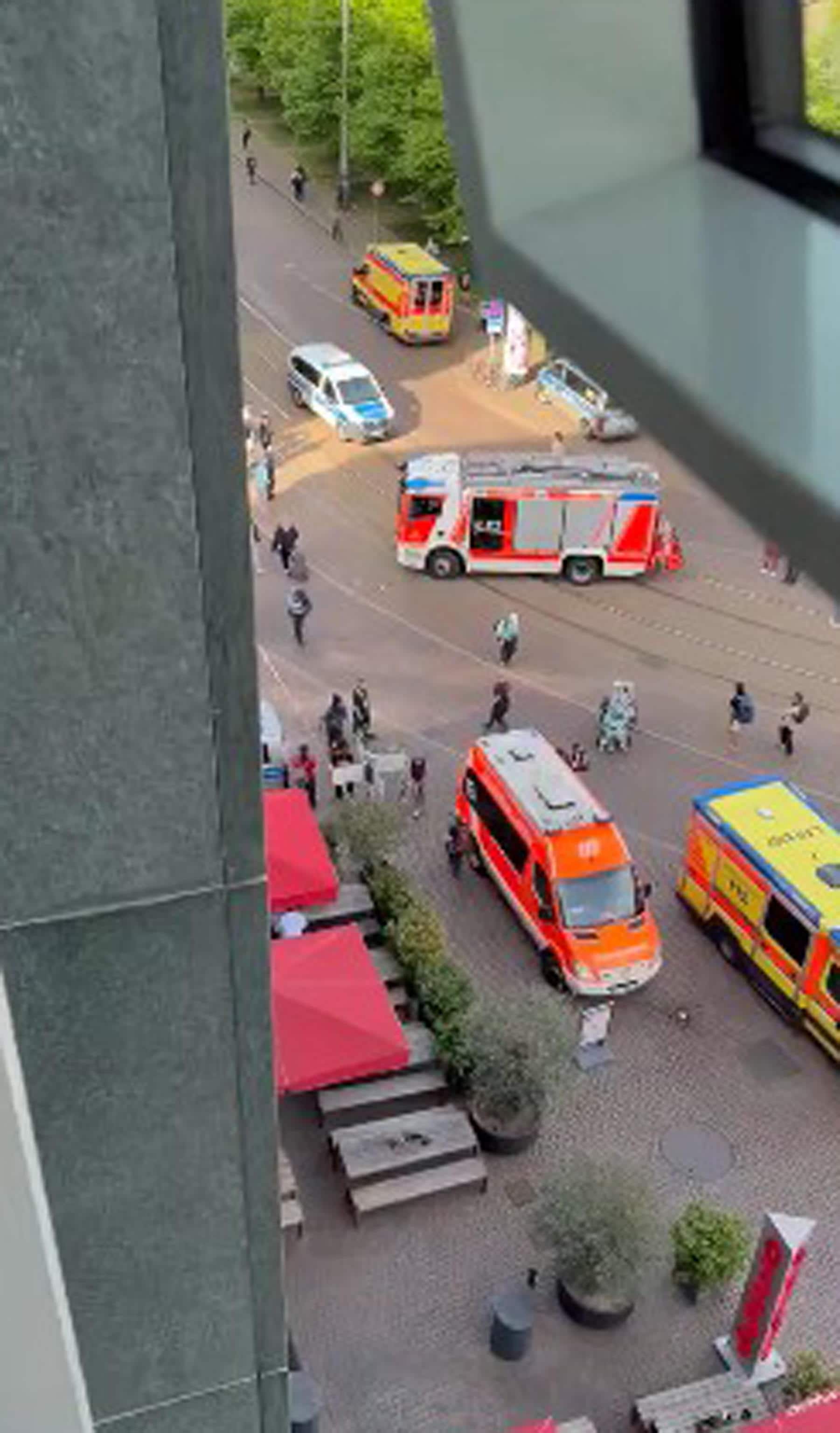 Il fermo immagine tratto da un videopostato su X del luogo dove due persone sono morte e due sono rimaste gravemente ferite dopo che un'auto si è lanciata contro la  folla nel centro di Lipsia. 4 maggio 2026 FRAME VIDEO X  OPEN SOURCE          