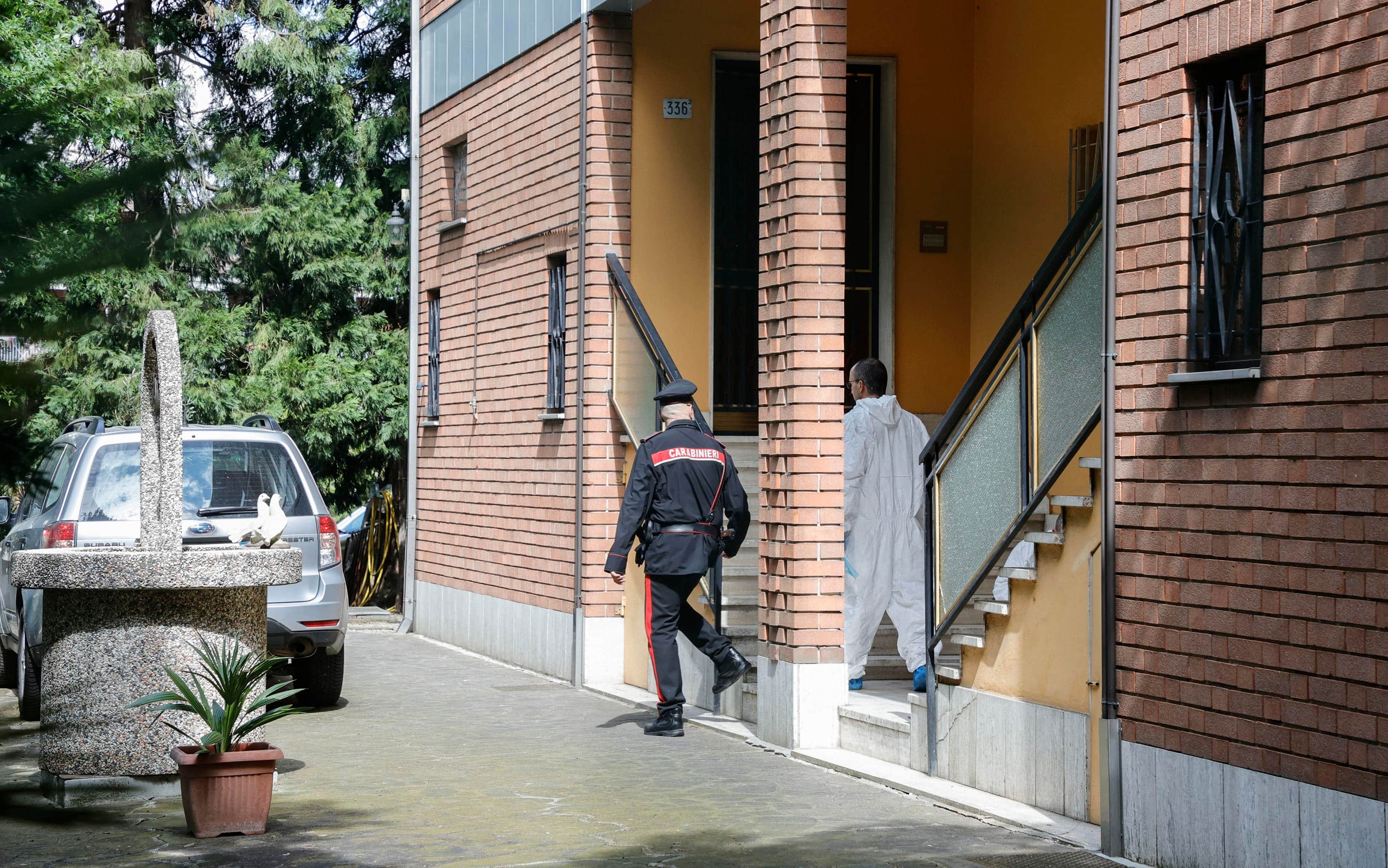 La scientifica e i carabinieri sul luogo della strage familiare a Modena in strada Pomposiana in localita' Marzaglia dove i cadaveri di tre persone, gli anziani genitori e il figlio, sono stati trovati in mattinata in un appartamento di una palazzina, Modena, 24 Aprile 2025. ELISABETTA BARACCHI/ANSA