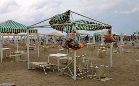 IPA88312434 - Viareggio i danni agli stabilimenti balneari causati dal passaggio di una tromba d’aria