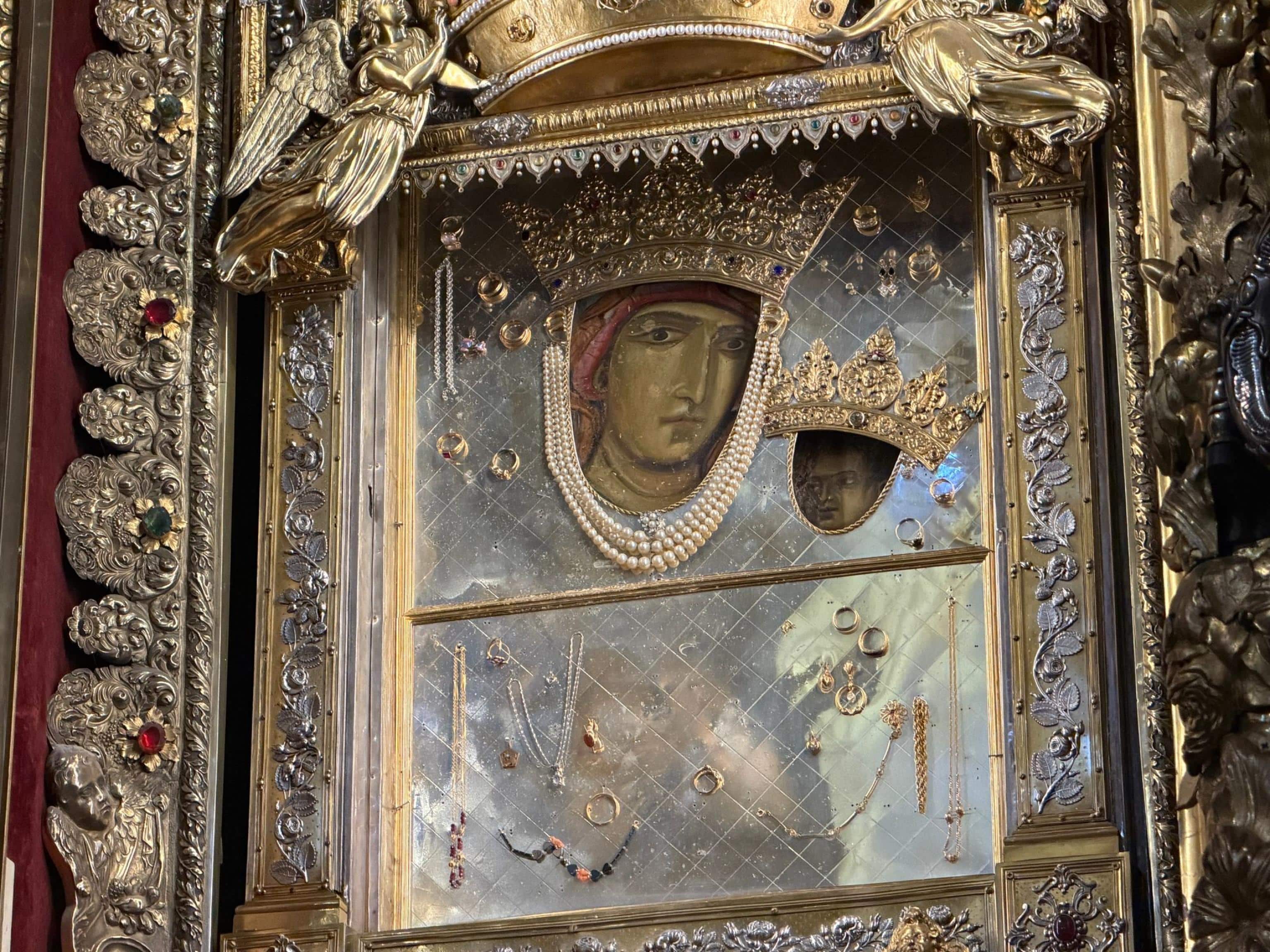 L'icona della Madonna nella basilica di San Luca a Bologna dove nella notte è stata forzata la chiusura e infranto il vetro protettivo, allo scopo di sottrarre alcuni preziosi dalla lastra argentata che lascia scoperti i volti della Madonna e del Bambino Gesù, 18 febbraio 2026 ANSA / Sara Ferrari