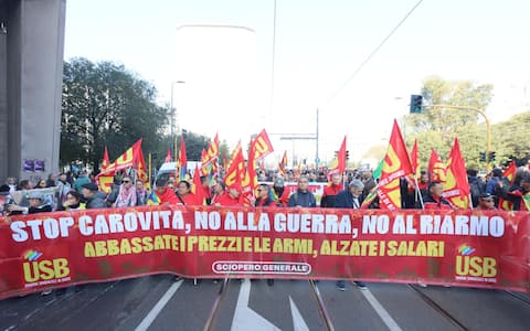 Corteo USB Milano in occasione sciopero generale, Milano, 30 ottobre 2026, ANSA / Paolo Salmoirago +++ATTENZIONE: NELLA FOTO POTREBBERO ESSERE RITRATTI DEI MINORENNI. L'ANSA METTE A DISPOSIZIONE DEI PROPRI ABBONATI QUESTA IMMAGINE, LASCIANDO LORO LA DECISIONE SULL'OPPORTUNITA' DI PUBBLICARLA+++----USB march in Milan during a general strike, Milan, October 30, 2026, ANSA / Paolo Salmoirago