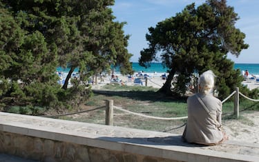 pensionata guarda il mare