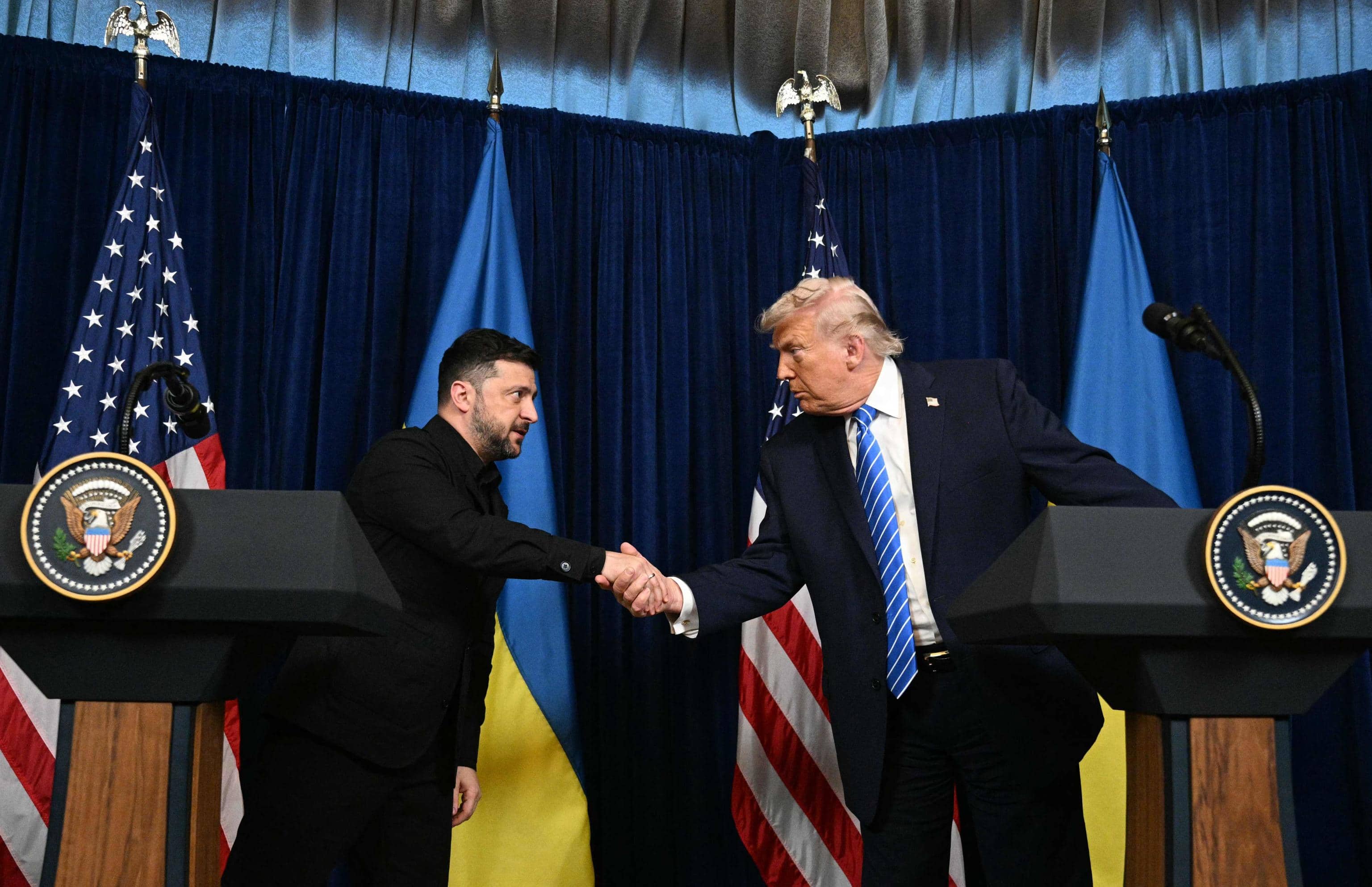 La stretta di mano Zelensky-Trump a Mar-a-Lago dopo l'incontro tra i due