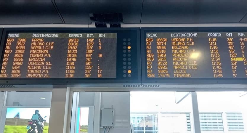I tabelloni dei ritardi dei treni a Bologna a causa dei cavi tranciati vicino alla stazione, forse per un sabataggio, Bologna, 7 febbraio 2026 ANSA