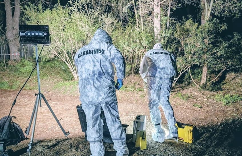 E' giallo a Carbonia, nel Sulcis, dopo il ritrovamento nella notte del cadavere di un 53enne nel parco di Rosmarino. L'intervento dei carabinieri è partito da una segnalazione giunta ai vigili del fuoco per un principio di incendio all'interno dell'area verde, 17 gennaio 2026. ANSA/US CARABINIERI +++ NPK +++ NO SALES, EDITORIAL USE ONLY +++