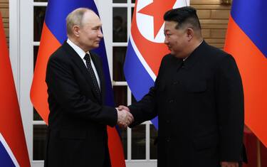 epa11421551 Russian President Vladimir Putin (L) shakes hands with North Korean leader Kim Jong Un (R) during their meeting in Pyongyang, North Korea, 19 June 2024. The Russian president is on a state visit to North Korea from 18-19 June at the invitation of the North Korean leader. He last visited North Korea in 2000, shortly after his first inauguration as president.  EPA/GAVRIIL GRIGOROV / SPUTNIK / KREMLIN POOL MANDATORY CREDIT
