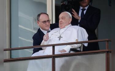 Papa Francesco saluta e benedice i fedeli dalla finestra del Policlinico Gemelli, dove è stato ricoverato per 37 giorni, oggi il pontefice sarà dimesso dall'ospedale per tornare a Santa Marta in Vaticano, Roma, 23 marzo 2025. 
ANSA/GIUSEPPE LAMI
/////
Pope Francis greets and blesses faithful from the window of the Policlinico Gemelli hospital, where he has been hospitalised for 37 days, today the Pontiff will be discharged from hospital to return to Santa Marta in the Vatican City, Rome, Italy, 23 March 2025. 
ANSA/GIUSEPPE LAMI