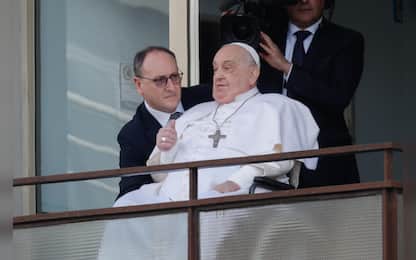 Papa Francesco saluta e benedice i fedeli dalla finestra del Policlinico Gemelli, dove è stato ricoverato per 37 giorni, oggi il pontefice sarà dimesso dall'ospedale per tornare a Santa Marta in Vaticano, Roma, 23 marzo 2025. 
ANSA/GIUSEPPE LAMI
/////
Pope Francis greets and blesses faithful from the window of the Policlinico Gemelli hospital, where he has been hospitalised for 37 days, today the Pontiff will be discharged from hospital to return to Santa Marta in the Vatican City, Rome, Italy, 23 March 2025. 
ANSA/GIUSEPPE LAMI