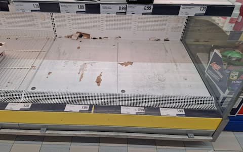 Gli scaffali del fresco nel supermercato Eurospin a Bari sono vuoti, non è arrivato materiale e la è la merce per vendere. Il motivo è lo sciopero dei trasportatori. Bari 18 ottobre 2026 ANSA / Donato Fasano