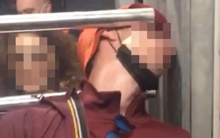 Il frame di un video in cui si vede il tifoso della Roma incastrato nel tornello