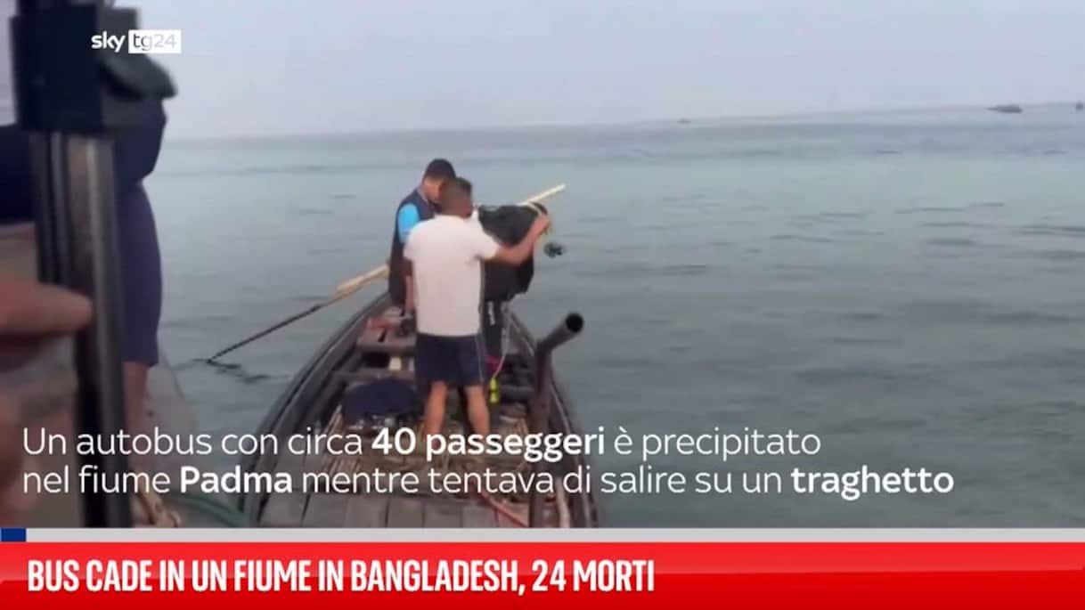 bus-cade-in-un-fiume-in-bangladesh-morti-e-dispersi