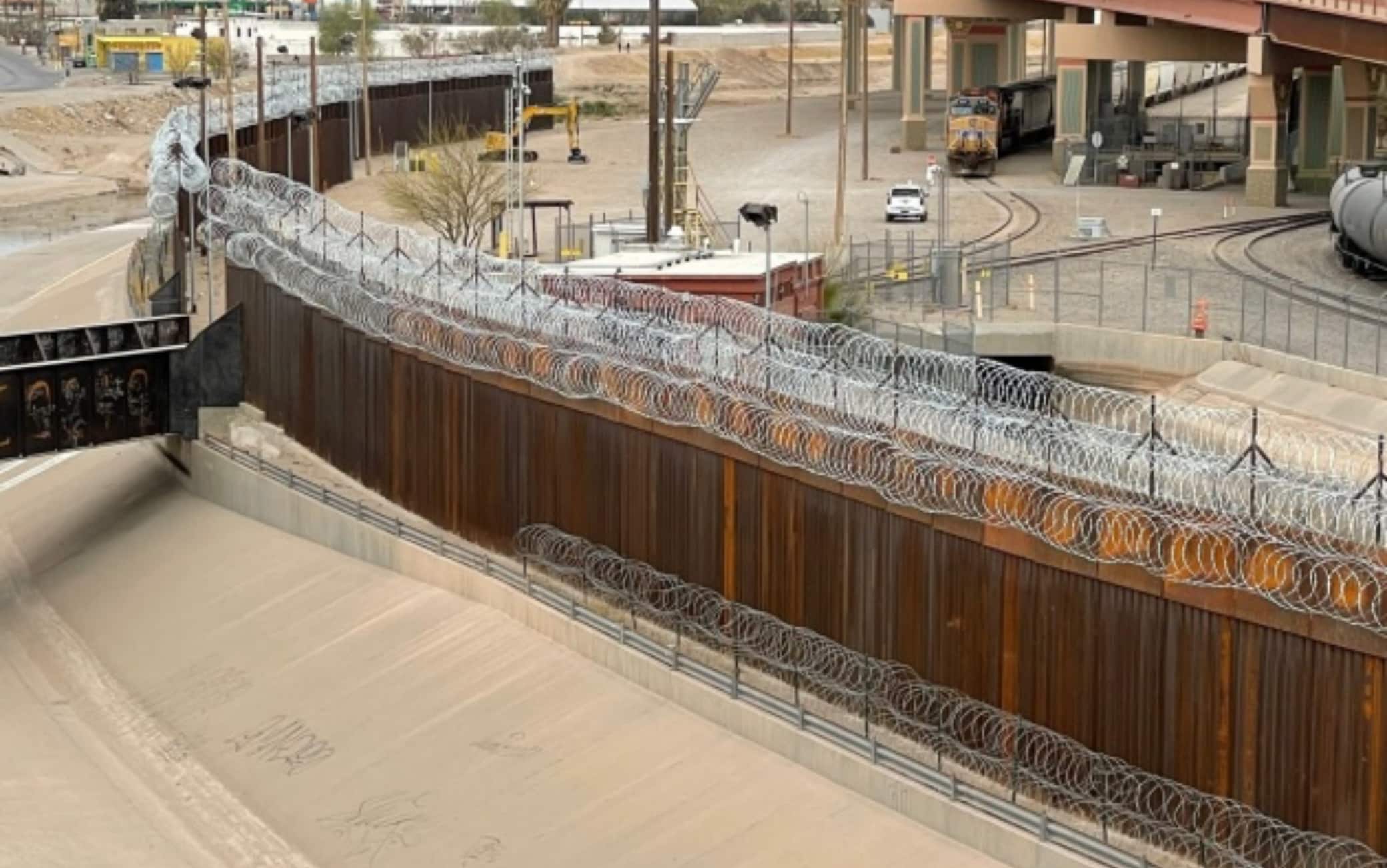 migranti confine messico