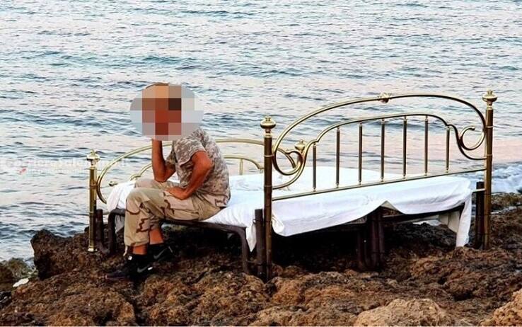 Leto matrimoniale sugli scogli