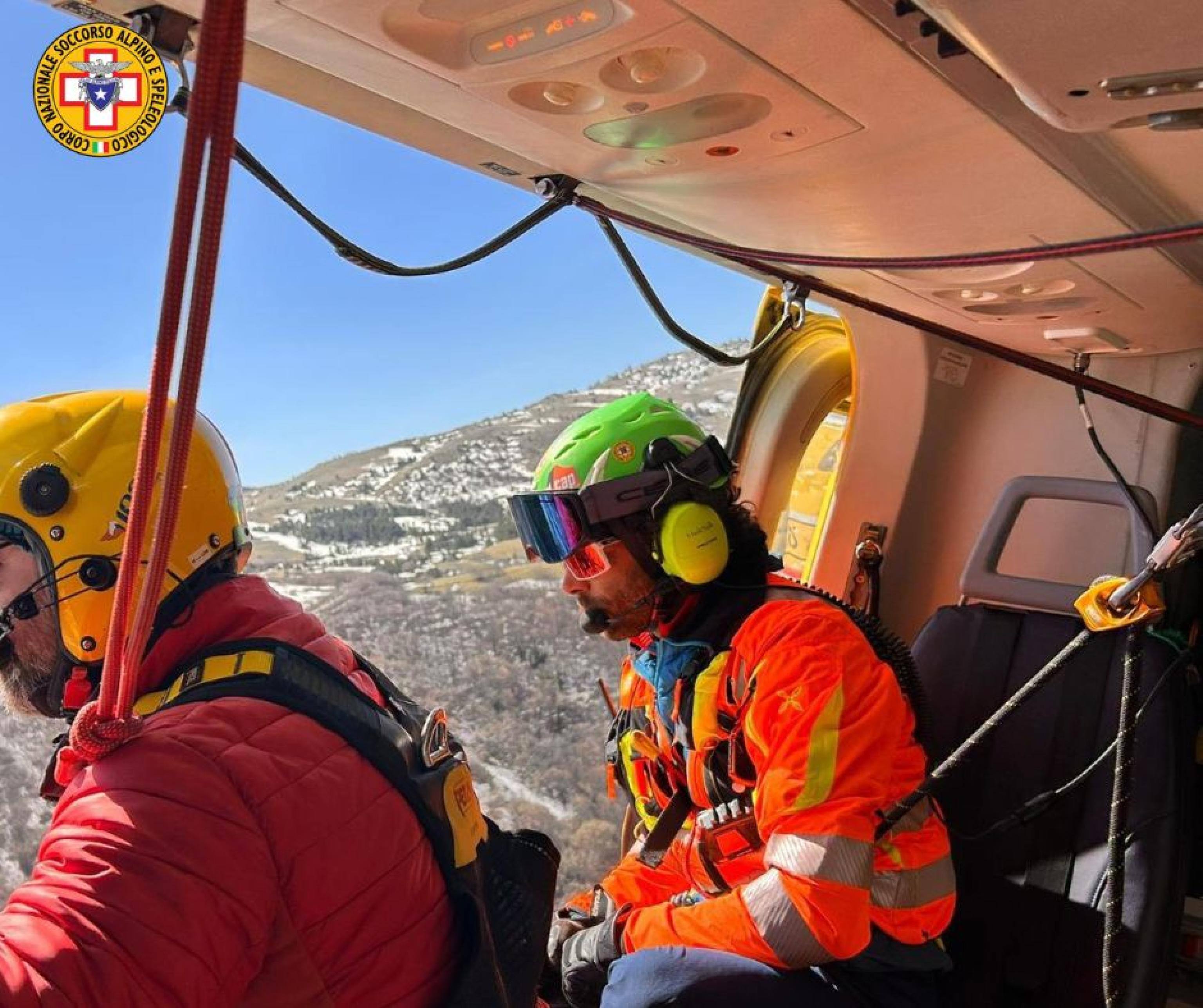 Una valanga si è staccata sul versante aquilano del Gran Sasso in località i Valloni, tra Campo Imperatore e Fonte Cerreto, base della funivia. Squadre di terra di Cnsas, il Soccorso Alpino, e Guardia di Finanza sono in perlustrazione nella zona, con l'ausilio di un elicottero decollato dall'Aquila e di una unità cinofila antivalanghe. Non risulta al momento che vi fossero sul posto persone impegnate in fuoripista, tuttavia i controlli proseguono. UFFICIO STAMPA CNSAS +++FOTO DIFFUSA DALL'UFFICIO STAMPA - USARE SOLO PER ILLUSTRARE OGGI LA NOTIZIA INDICATA NEL TITOLO - NON ARCHIVIARE - NON VENDERE - NON USARE PER FINI NON GIORNALISTICI - NPK+++