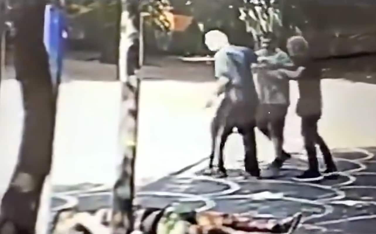 IPA87759947 - Caserta, senza fissa dimora pestato a morte per strada, pugni e calci davanti ai passanti. le immagini di una videocamera mostrano il pestaggio che ha portato alla morte di Guido, il clochard deceduto in ospedale venerdì 21 agosto.fonte: social x Immagine / frame distribuito da questa Agenzia esclusivamente per finalità editoriali. Il materiale può provenire da social media, emittenti televisive, uffici stampa o altre fonti terze pubblicamente accessibili. L’Agenzia non rivendica alcun diritto di proprietà, copyright o licenza sul materiale. Eventuali compensi richiesti riguardano esclusivamente i servizi dell’Agenzia. L’utilizzatore è responsabile della verifica e dell’ottenimento di eventuali diritti, autorizzazioni o consensi necessari all’uso del materiale.