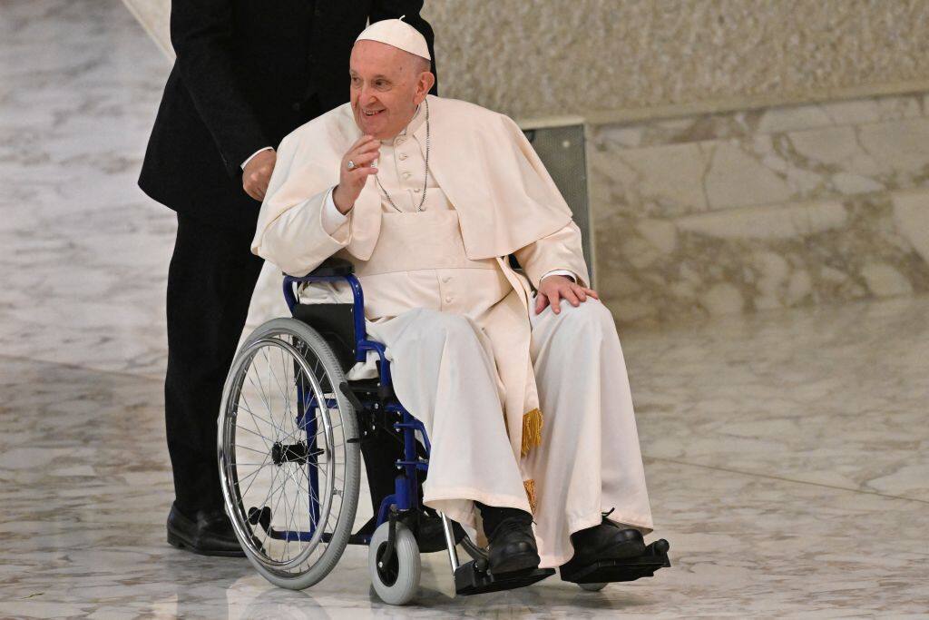 Il Pontefice in sedia a rotelle