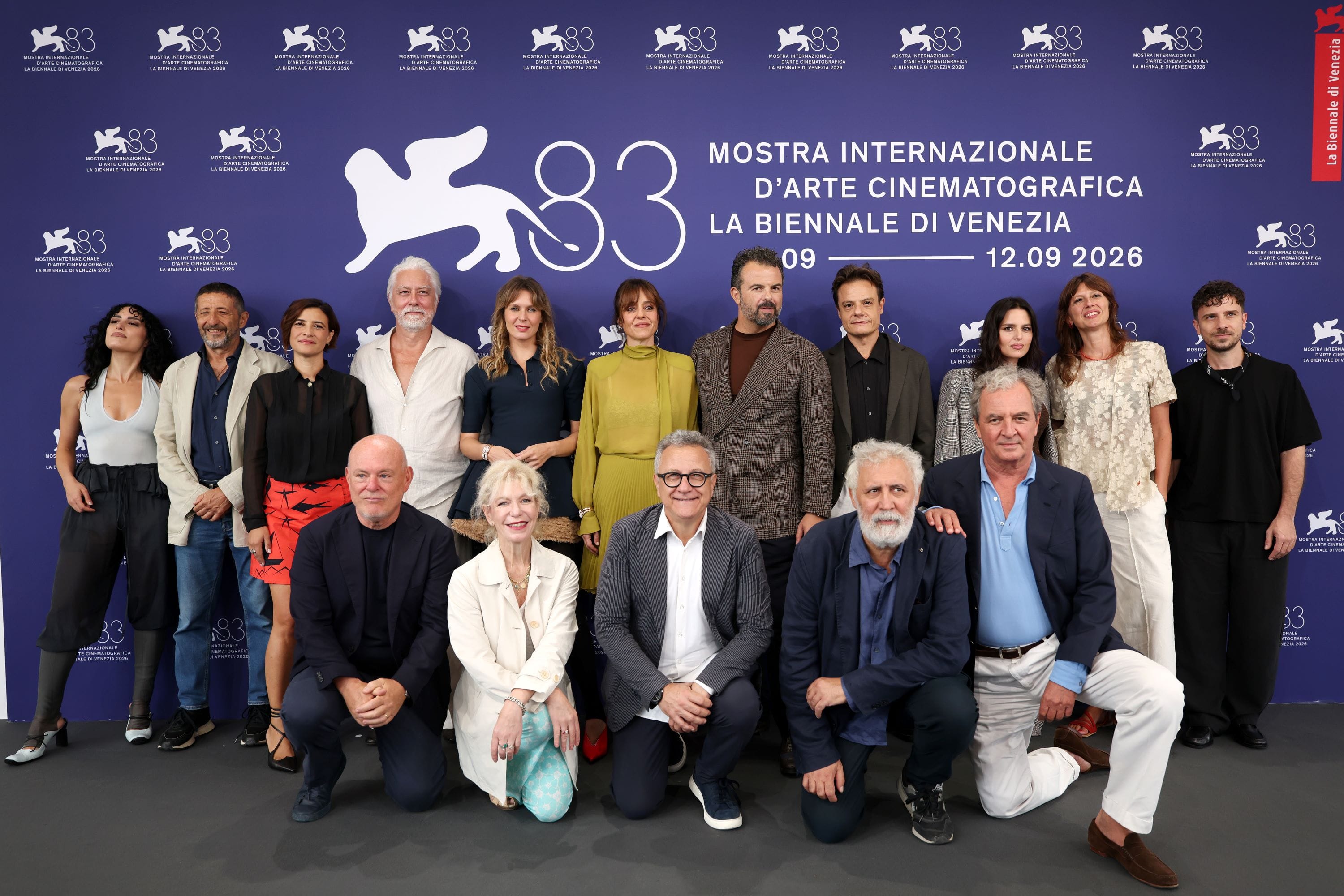 Foto di gruppo per il photocall di "Il fuoco che ti porti dentro" di Edoardo De Angelis a Venezia 83