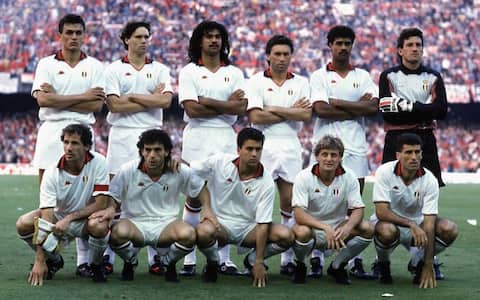 BARCELONA, SPAIN - MAY 24: AC Milan team (back row l-r) Paolo Maldini, Marco Van Basten, Ruud Gullit, Calo Ancelotti, Frank Rijkaard, Giovanni Galli,(front row l-r) Franco Baresi, Roberto Donadoni, Alessandro Costacurta, Angelo Colombo, Mauro Tassotti during the European Cup Final match between Steaua Bucarest and AC Milan at Camp Nou on May 24, 1989 in Barcelona, Spain.  (Photo by Alessandro Sabattini/Getty Images)