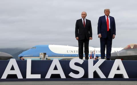 17 - Il presidente statunitense Donald Trump e il presidente russo Vladimir Putin si incontrano nella base di Elmendorf-Richardson in Alaska il 15 agosto 2025, il summit sembra aprire spiragli di pace. ANSA/GAVRIIL GRIGOROV/KREMLIN POOL