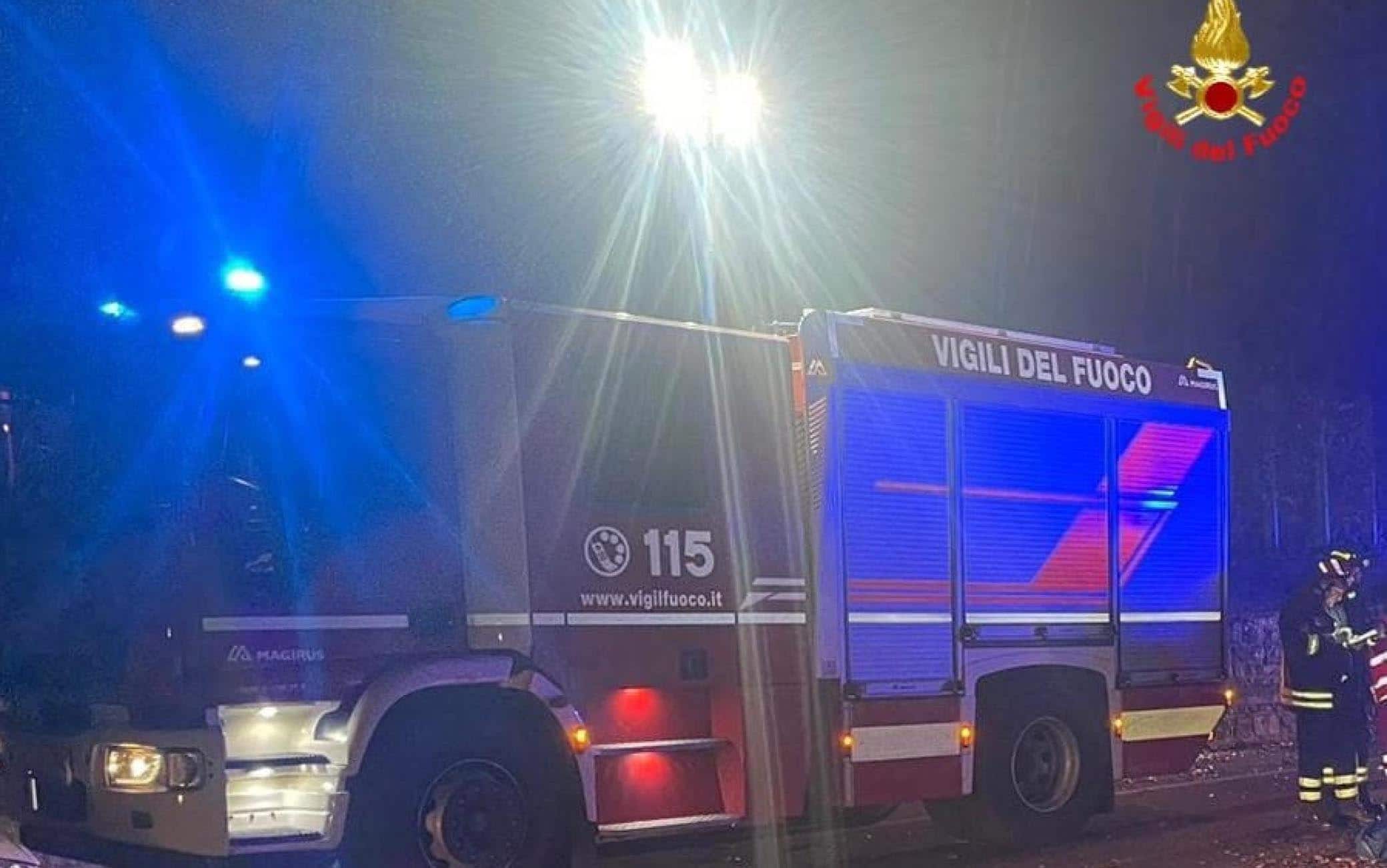 Due ventenni sono morti la notte scorsa in un incidente stradale alle porte di Lecco, a un'uscita della Superstrada 36, sul lungolago in località Caviate. Viaggiavano a bordo di un'auto che è uscita di strada e si è ribaltatata. Le vittime avevano 21 e 22 anni. L'incidente si è verificato alle 2.30. E' stato dato l'allarme da altri automobilisti e sul posto, con i soccorritori di Areu, sono intervenuti la Polizia, i Vigili del fuoco e l'elisoccorso. La dinamica della tragedia è ora al vaglio delle forze dell'ordine.ANSA/Vigili del fuoco +++ ANSA PROVIDES ACCESS TO THIS HANDOUT PHOTO TO BE USED SOLELY TO ILLUSTRATE NEWS REPORTING OR COMMENTARY ON THE FACTS OR EVENTS DEPICTED IN THIS IMAGE; NO ARCHIVING; NO LICENSING +++ NPK +++