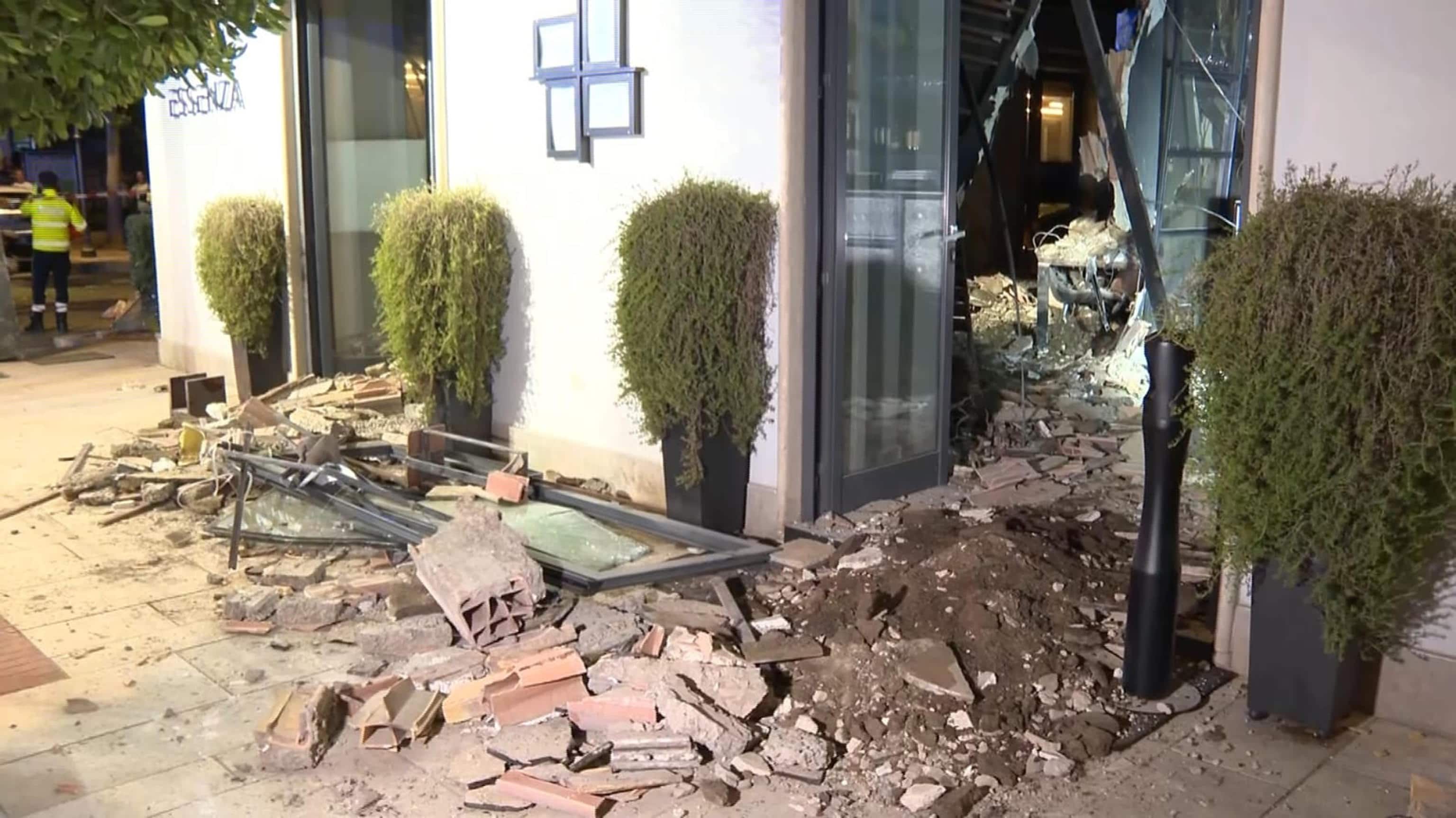 Il crollo del tetto del ristorante stellato di Terracina, in provincia di Latina, in cui ha perso la vita una sommelier di 31 anni che lavorava nel locale. Ferite diverse altre persone, tra clienti e dipendenti. Terracina, 8 luglio 2025. ANSA / RENATO OLIMPIO / FTJ