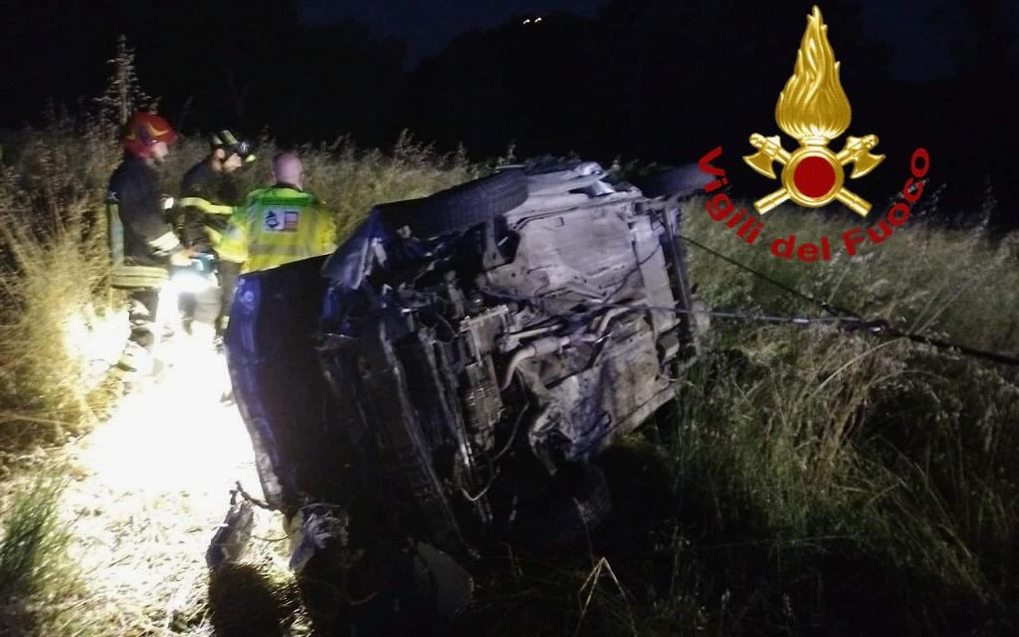 Vigili del fuoco intervengono nel luogo dell'incidente mortale in cui tre giovani sono morti in località Torricella di Magione. Dopo essere finita fuori strada la vettura si è ribaltata in un campo. Dei quattro occupanti, tre sono morti ed uno è in gravi condizioni, 28 maggio 2023.ANSA/VIGILI DEL FUOCO + NO SALES - EDITORIAL USE ONLY + NPK