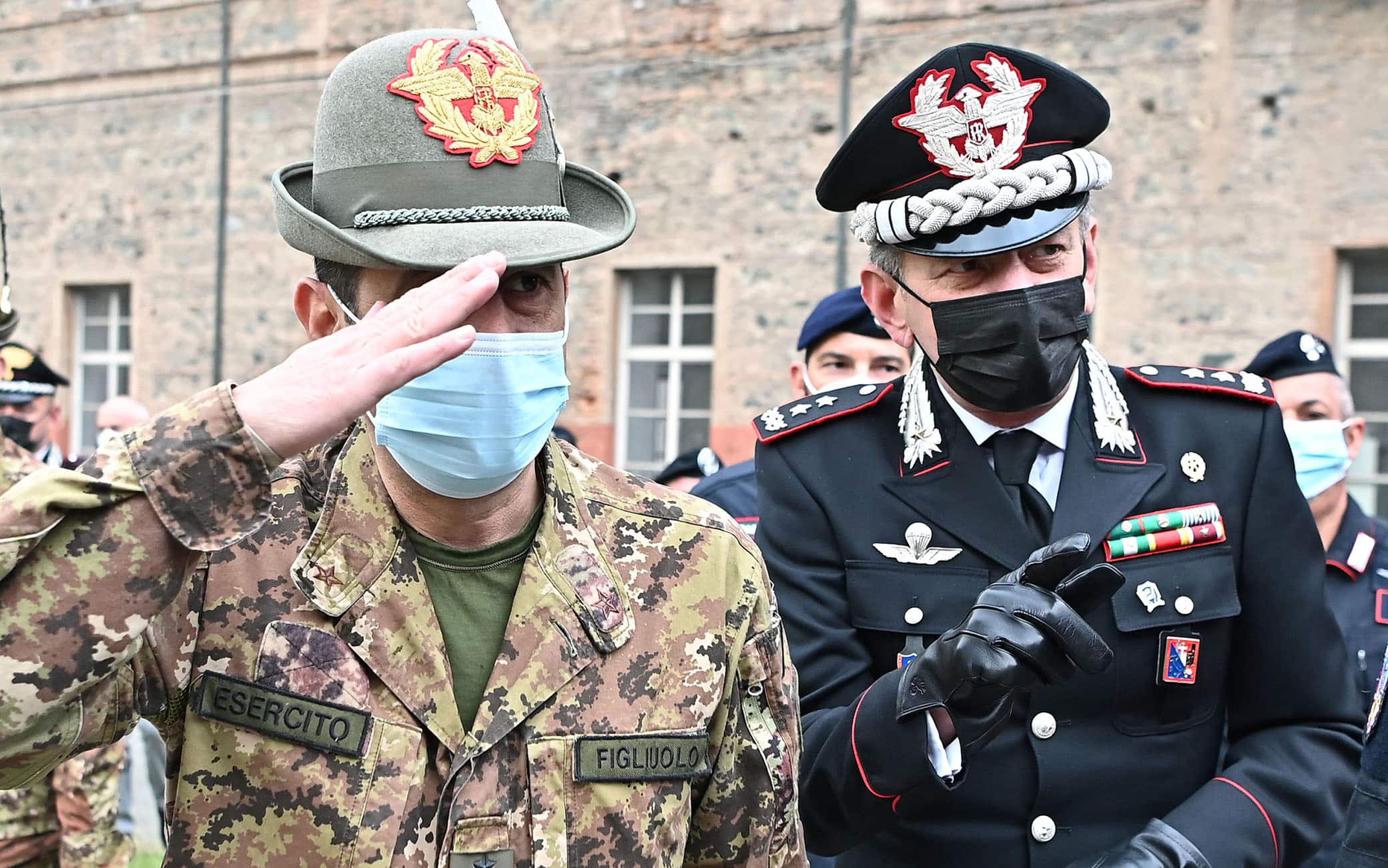 Il generale Francesco Figliuolo commissario straordinario per l’emergenza Covid-19 ed il generale Aldo Iacobelli durante la visita il Centro Vaccinale del Primo Reggimento Carabinieri "Piemonte", a Moncalieri (Torino), 15 aprile 2021 ANSA/ALESSANDRO DI MARCO