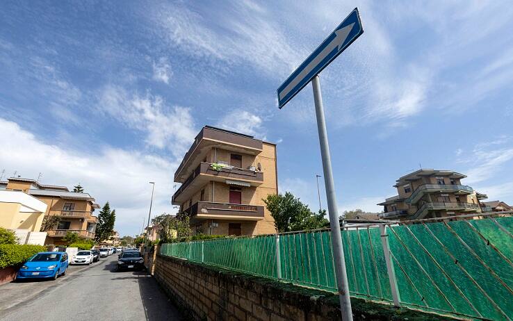 La strada dove un uomo ha tentato di rapire un bambino a Fiumicino