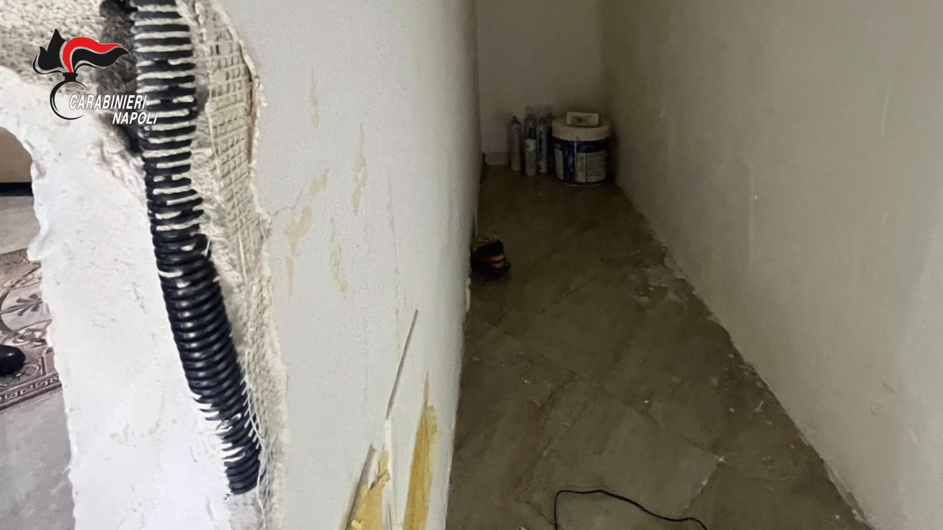 Un frame del video del nascondiglio nel quartiere Barra di Napoli dove è stato trovato e arrestato dai Carabinieri dei Nucleo Investigativo di Napoli, Ciro Andolfi, classe 1976, ricercato dal 2022 e inserito nell'elenco dei primi 100 più pericolosi del ministero dell'Interno, 24 dicembre 2025.
Andolfi è destinatario di un ordine di carcerazione per una una pena residua di 8 anni, 3 mesi e 10 giorni di reclusione, per i reati di associazione a delinquere di tipo mafioso, estorsione in concorso aggravata dal metodo mafioso e corruzione. ANSA / Ufficio stampa Carabinieri
+++ UFFICIO STAMPA CARABINIERI +++ FOTO NON IN  VENDITA - DA USARE SOLO PER FINI GIORNALISTICI  +++ NPK +++