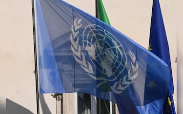 La bandiera dell'ONU esposta all'ingresso di Palazzo Chigi, Roma, 24 ottobre 2022. La Giornata delle Nazioni Unite una ricorrenza internazionale che si celebra ogni anno il 24 ottobre e che ricorda l'entrata in vigore dello Statuto delle Nazioni Unite. Fa parte della "settimana delle Nazioni Unite", che viene commemorata dal 20 al 26 ottobre di ogni anno.
 ANSA/MAURIZIO BRAMBATTI