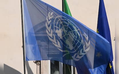 La bandiera dell'ONU esposta all'ingresso di Palazzo Chigi, Roma, 24 ottobre 2022. La Giornata delle Nazioni Unite una ricorrenza internazionale che si celebra ogni anno il 24 ottobre e che ricorda l'entrata in vigore dello Statuto delle Nazioni Unite. Fa parte della "settimana delle Nazioni Unite", che viene commemorata dal 20 al 26 ottobre di ogni anno.
 ANSA/MAURIZIO BRAMBATTI