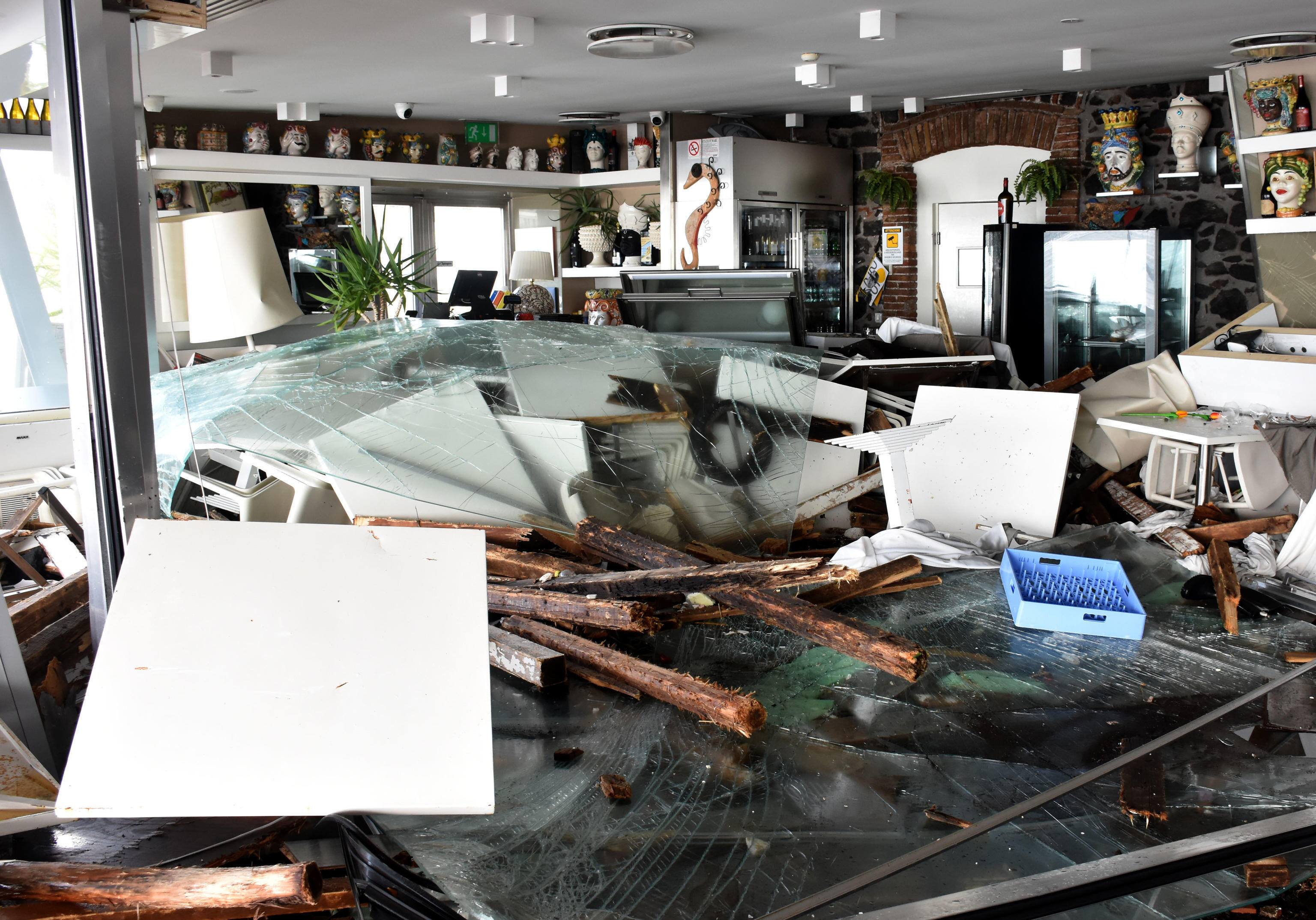 Dopo il passaggio del  ciclone Harry che nei giorni scorsi ha investito la costiera jonica, si fa la conta dei danni. Nel borgo marinaro di San Giovanni Li Cuti la mareggiata ha distrutto il ristorante Andrews, Catania 22 gennaio 2026.  ANSA/ORIETTA SCARDINO