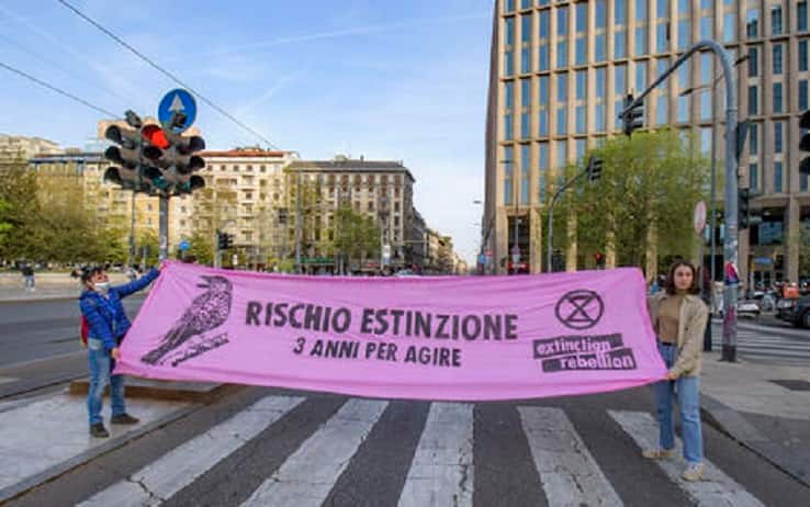 Flash mob "Non si fattura su un pianeta morto" contro il cambiamento climatico di Animal Extintion Rebellion in piazza Duca D'Aosta a Milano, 12 aprile 2022.
ANSA/ANDREA FASANI
